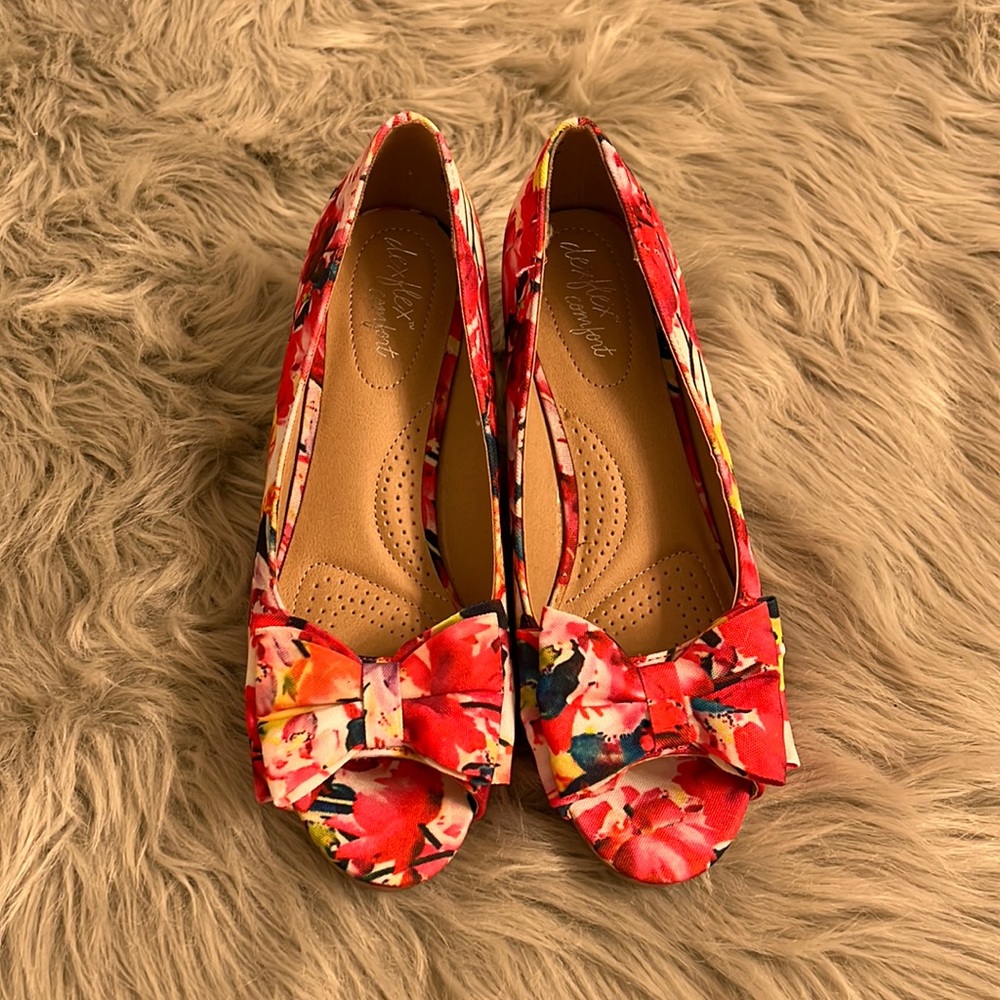 NWOT 9.5W Dexflex Comfort Red Floral Sandals